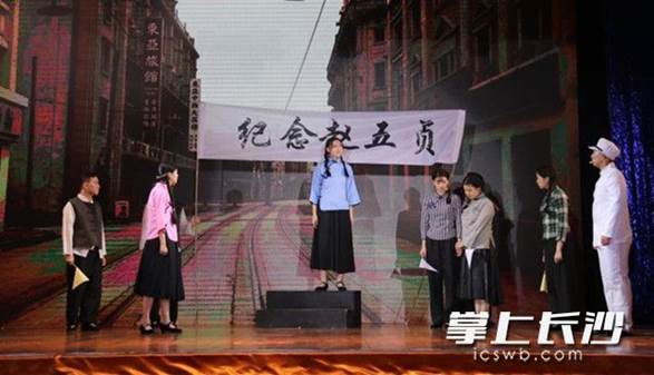 原创话剧《向警予之家国情怀》中,向警予在街头发表慷慨演讲。