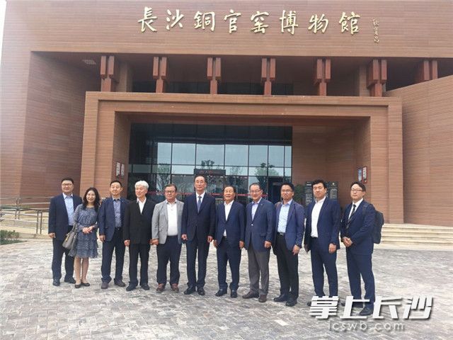 韩国龟尾市市长张世龙9月12日率团到长沙铜官窑博物馆参观访问。图为龟尾市代表团一行在铜官窑博物馆前合影留念。长沙晚报记者 黎铁桥 摄 韩国龟尾市市长张世龙9月12日率团到长沙铜官窑博物馆参观访问。图为龟尾市代表团一行在铜官窑博物馆前合影留念。长沙晚报记者 黎铁桥 摄