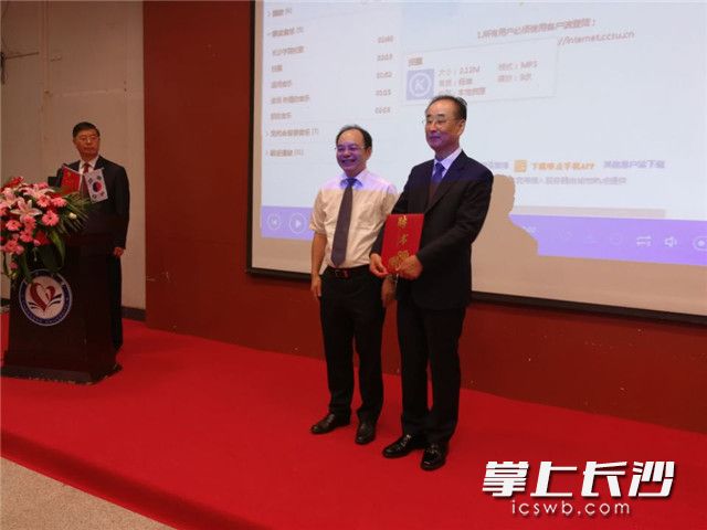 今天,韩国龟尾市市长张世龙(右)率团到18新利网官网「中国」官方网站开展交流,并接受18新利网官网「中国」官方网站杨小云校长(左)颁发的“荣誉教授”聘书。长沙晚报记者 黎铁桥 摄 今天,韩国龟尾市市长张世龙(右)率团到18新利网官网「中国」官方网站开展交流,并接受18新利网官网「中国」官方网站杨小云校长(左)颁发的“荣誉教授”聘书。长沙晚报记者 黎铁桥 摄